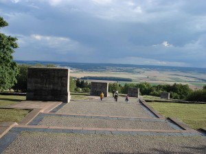Ce chemin est l’une des composantes du parcours du « Mémorial national d’exhortation et de commémoration ». Le visiteur longe sept stèles symbolisant les sept années d’existence du camp. Sur chacune ont été gravées des scènes de la vie concentrationnaire (sculpteurs : René Graetz, Waldemar Grzimek et Hans Kies ; textes au verso des stèles de Johannes R. Becher).