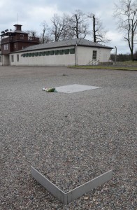 Dalle commémorative (1995) à la mémoire de tous les prisonniers du camp de concentration de Buchenwald inaugurée lors du 50e anniversaire de la libération. Elle est située sur l’ancienne Appelplatz. Sur la plaque de métal, incrustée dans le sol, est gravé l’acronyme « K. L. B. » (Konzentrationlager Buchenwald), ainsi que le nom de plus de 50 nations et de groupes de victimes par ordre alphabétique. La partie centrale est chauffée à 37°, la température du corps humain. Cette œuvre a été conçue et réalisée par les artistes Horst Hoheisel et Andreas Knitz.