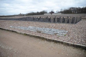 Monument commémoratif pour les Sintis et les Roms assassinés (1995) composé de stèles de basalte noir près de l’ancien bloc 14 dans lequel étaient détenus en 1939-1940 des Roms du Burgenland. Sur les stèles figurent d’autres noms de camps de concentration et d’extermination. L’inscription en anglais, allemand et romani est la suivante : « À la mémoire des Sintis et des Roms, qui furent victimes du génocide nazi ».