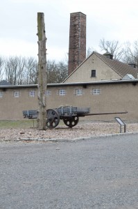 Installation près du crématoire : reproduction d’une charrette utilisée pour le transport des pierres de la carrière et d’un poteau de punition où étaient suspendus les prisonniers. Le dispositif de crémation avait été installé, en 1940, par la firme Topf & Söhne d’Erfurt laquelle s’était vue également confier ceux du complexe d’extermination de Birkenau.