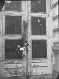 Hollandsche Schouwburg: enregistrement des Juifs raflés par des membres du Conseil Juif, 1943 (Beeldbank WO2 – NIOD).